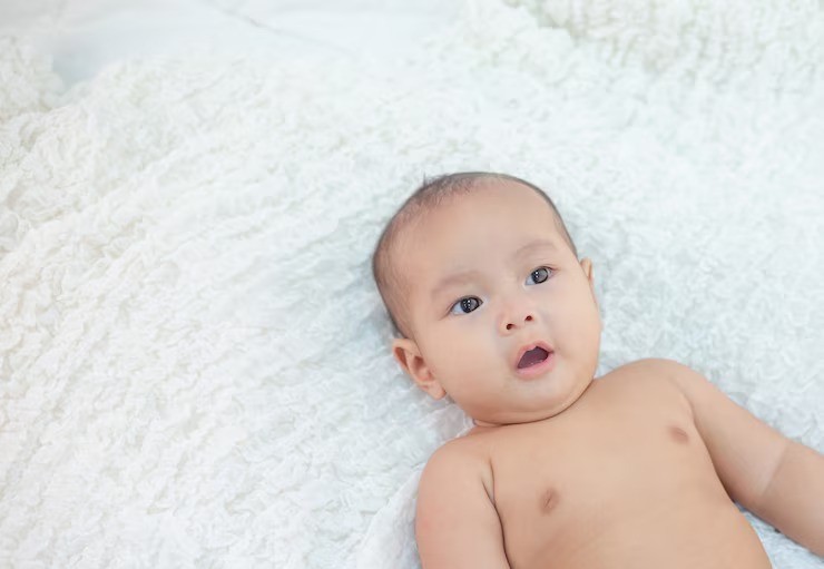 mata bayi juling, penglihatan bayi baru lahir, perkembangan visual bayi, strabismus bayi, bayi mata tidak sejajar, parenting newborn, ibu muda